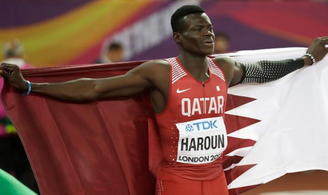 Abdalelah Haroun celebra la medalla de bronce en la final masculina de 400 metros en el Campeonato Mundial de Atletismo de 2017 en Londres.