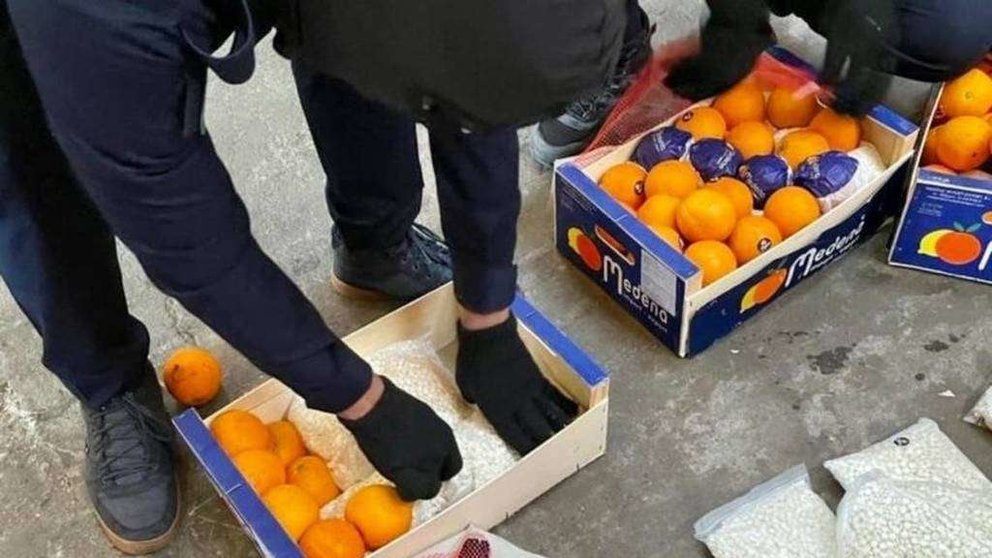 Las pastillas se encontraban dentro de estas cajas de naranjas. (Al Arabiya)
