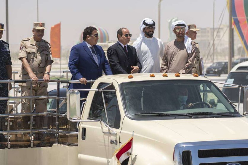 El príncipe heredero de Abu Dhabi junto al presidente de Egipto y otras personalidades en la base naval. (WAM)