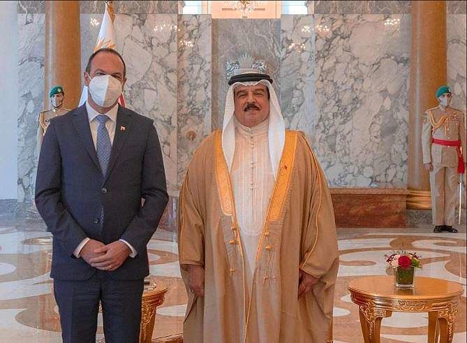 El embajador chileno Jorge Daccarett -izquierda-, junto al rey de Bahrein, Hamad bin Isa Al Khalifa. (@EmbaChileEAU)