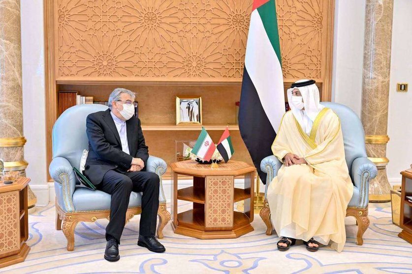 El ministro de Asuntos Presidenciales emiratí junto a Sayed Mohammad Hosseini, encargado de negocios de Irán. (WAM)