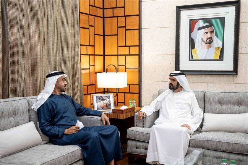 El jeque Mohammed bin Rashid Al Maktoum -derecha- y el jeque Mohamed bin Zayed Al Nahyan, durante la reunión. (Twitter)