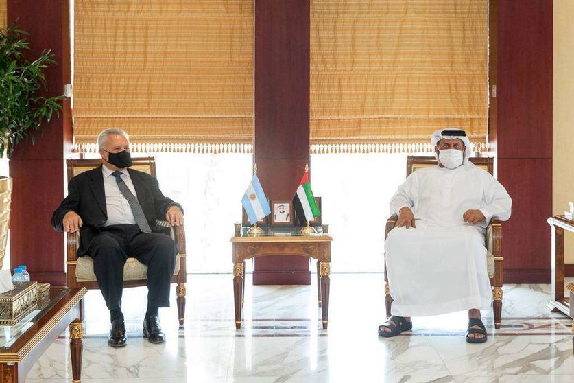 El embajador argentino en EAU junto al presidente de la Cámara de Abu Dhabi. (WAM)
