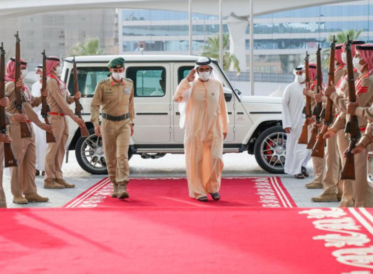 El gobernante de Dubai a su llegada a la sede la Policía. (Twitter)