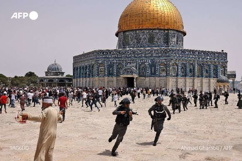 En la foto de AFP, incidentes ocurridos el pasado mes de mayo ante la sagrada mezquita de Al-Aqsa en Jerusalén.