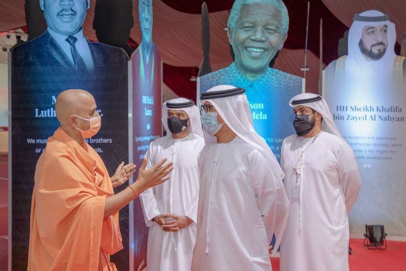 Un momento de la visita del funcionario al templo hindú de Abu Dhabi. (WAM)