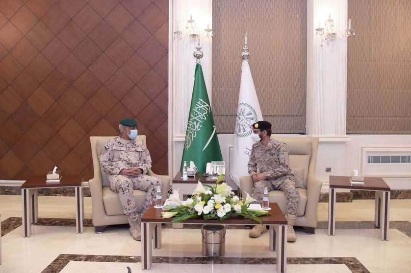 El general emiratí Saleh Mohammed Saleh Megrin Al Ameri junto a un oficial saudí este jueves. (WAM)