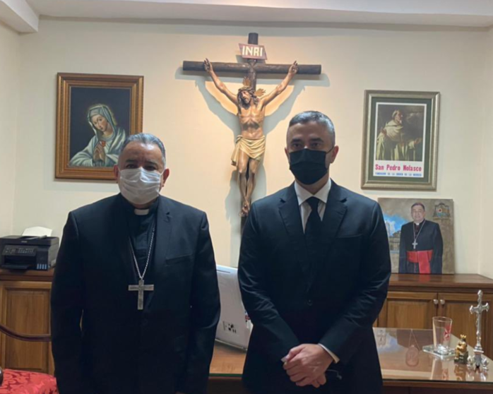 El viceministro emiratí con José Domingo Ulloa Mendieta, arzobispo de Panamá. (Twitter)