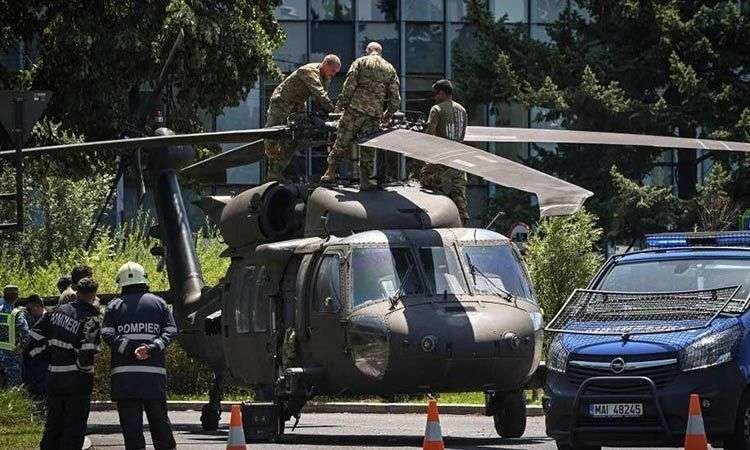 El personal militar inspecciona el helicóptero Black Hawk en Bucarest. (Fuente externa)