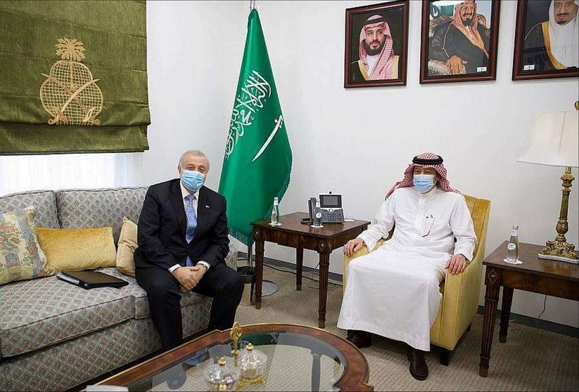 El embajador de Uruguay acreditato en Riad, Nelson Y. Chabén, durante su encuentro con   vicecanciller del Reino de Arabia Saudita, Waleed A. Elkhereiji. (www.spa.gov.sa)