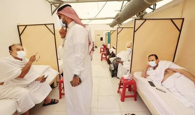 Los peregrinos del Hajj descansan en sus campamentos en tiendas de campaña de Mina este domingo. (Arab News)