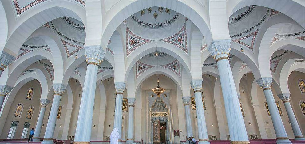 La grandiosidad de la gran mezquita de Sharjah impacta al visitante. (WAM)