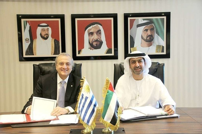 El embajador de Uruguay en Abu Dabi, Nelson Chabén -izquierda-, y el viceministro de Finanzas de Emiratos Árabes, Younis Haji A Khoori, durante la firma del Acuerdo de Promoción y Protección Recíproca de Inversiones. (EL CORREO)
