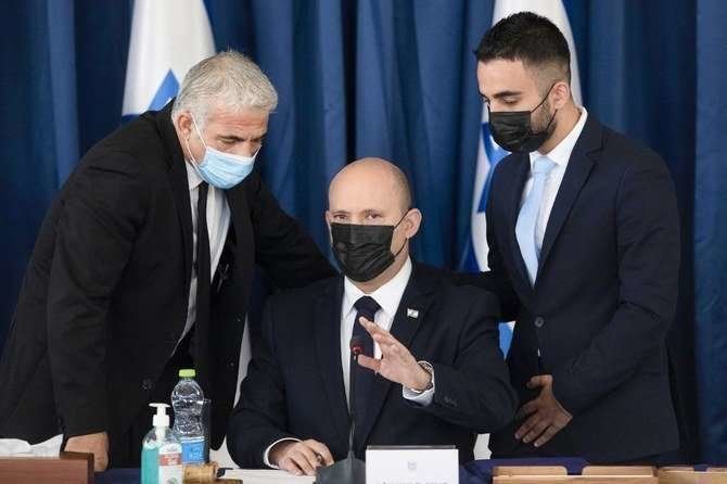 El primer ministro israelí, Naftali Bennett (C), y el ministro de Relaciones Exteriores de Israel, Yair Lapid (izquierda), asisten a la reunión semanal del gabinete en Jerusalén el 25 de julio de 2021. (Fuene externa)