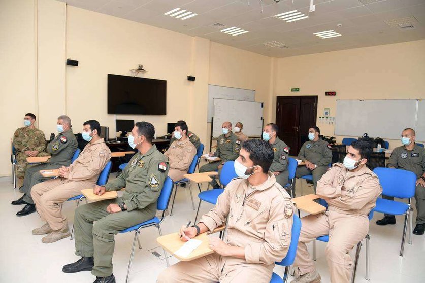 Militares de las  Fuerzas Aéreas de Egipto, tras su llegada a Emiratos Árabes. (WAM)