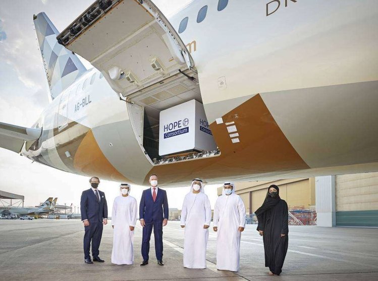 Envío de vacunas en avión de Etihad. (Abu Dhabi Media Office)