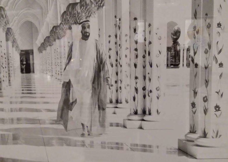 Una imagen de una foto del jeque Zayed en la Gran Mezquita de Abu Dhabi. (EL CORREO)