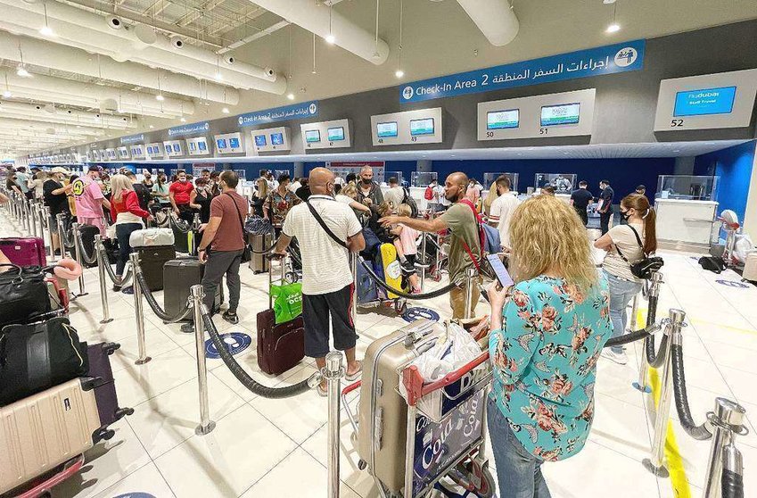 Numerosa afluencia de pasajeros en la zona de embarque de Wizz Air en la Terminal 2 del Aeropuerto Internacional de Dubai. (EL CORREO)