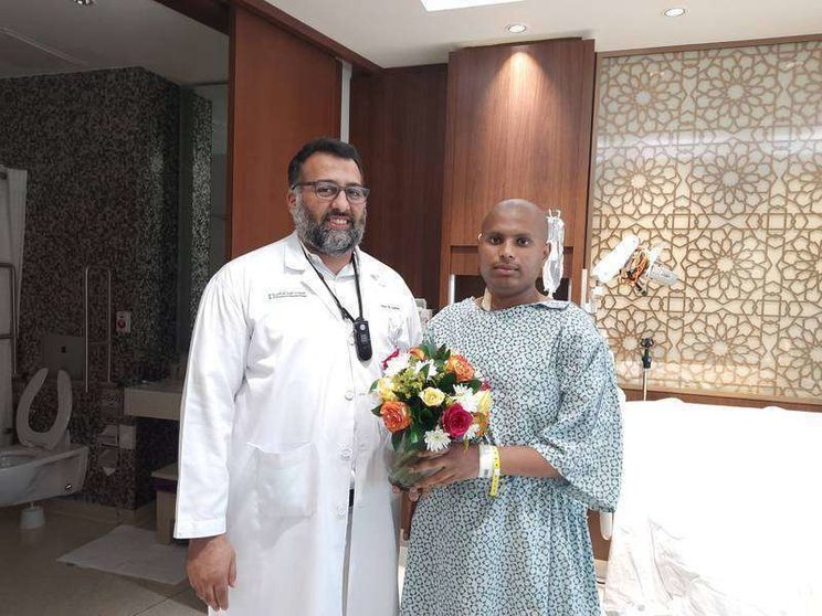 Rakshith Doreswamygowda junto al doctor Yasir Akmal en Cleveland Clinic Abu Dhabi. (Fuente externa)