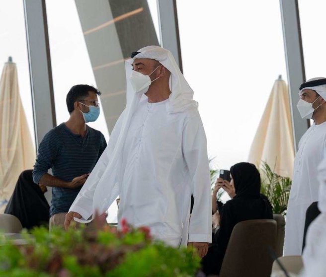 El príncipe heredero de Abu Dhabi en la cima de una montaña en Khor Fakkan de Sharjah. (Twitter)