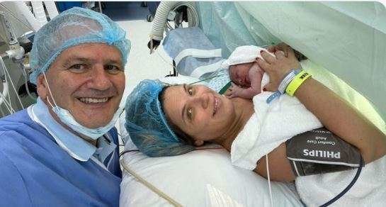 Los padres con la recién nacida israelí en Dubai. (Twitter)