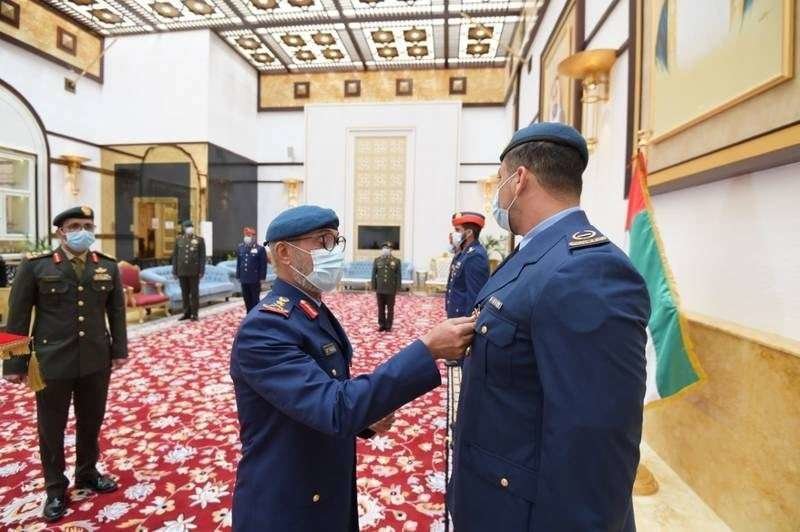 El teniente general Issa Al Mazrouei, subjefe de personal de las Fuerzas Armadas, honra al personal militar por ayudar a los diplomáticos emiratíes a salir de Afganistán. (Wam)