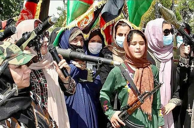 Mientras muchos huyen, un grupo de mujeres se arma y sale a las calles a combatir a los talibanes. (@RomanovOk)