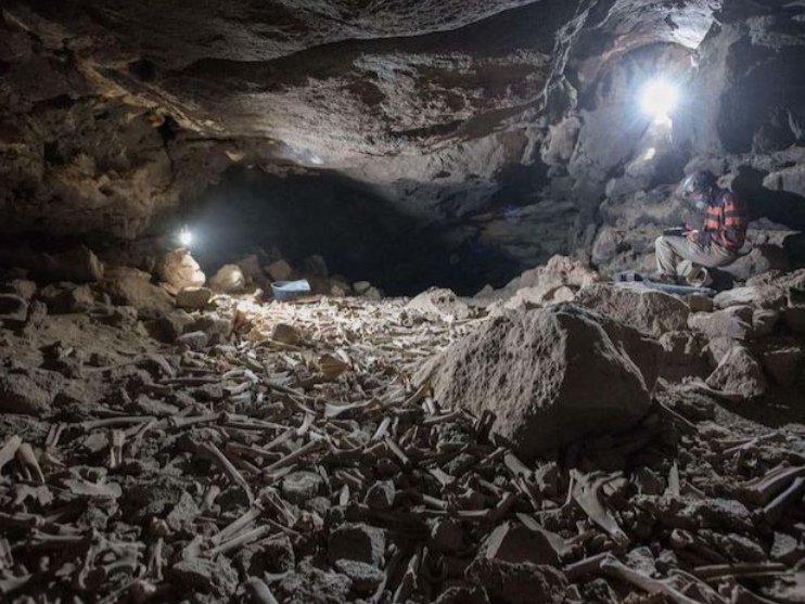 Una imagen de la cueva saudí con los restos humanos. (Fuente externa)