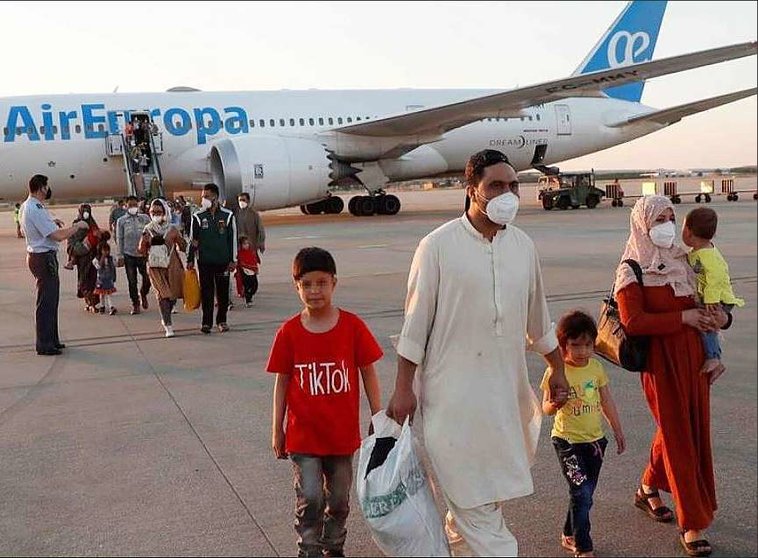 En la imagen de Efe, los evacuados en el segundo vuelo fletado por España procedente de Afganistán descienden del avión en Madrid. 