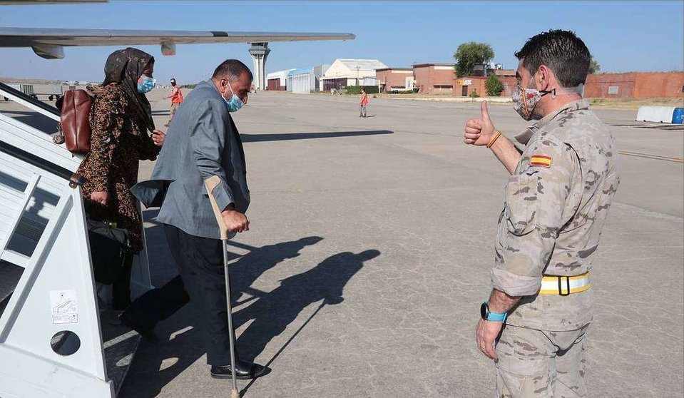 Afganos evacuados por España llegan a la base de Torrejón de Ardoz en Madrid. (@Defensagob)