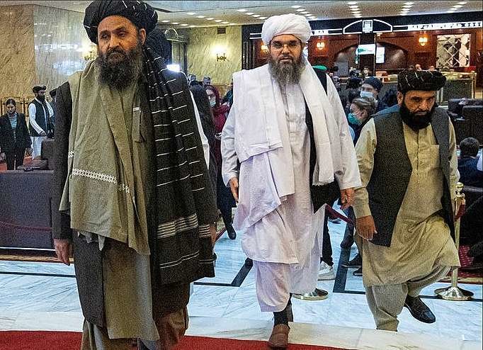 El cofundador de los talibanes y jefe negociador del grupo, el mulá Abdul Ghani Baradar -izquierda-. (Twitter)