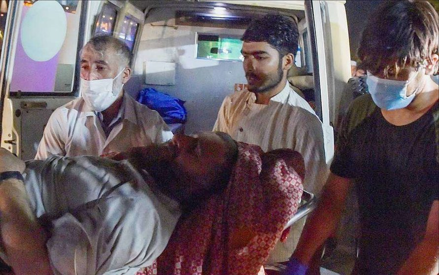 Herido es atendido tras las explosiones en Kabul. (@ReporteYa)