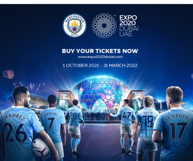 Jugadores del Manchester City ante el logotipo de la Expo Dubai. (WAM)