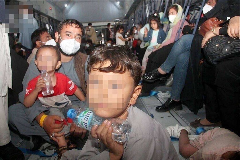 Afganos, a bordo del avión militar de España donde fueron evacuados desde Kabul. (EL CORREO)