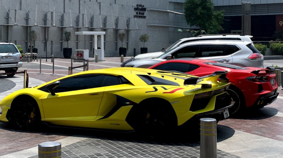 A modo ilustrativo, coches de lujo aparcados en Emiratos Árabes. (EL CORREO)