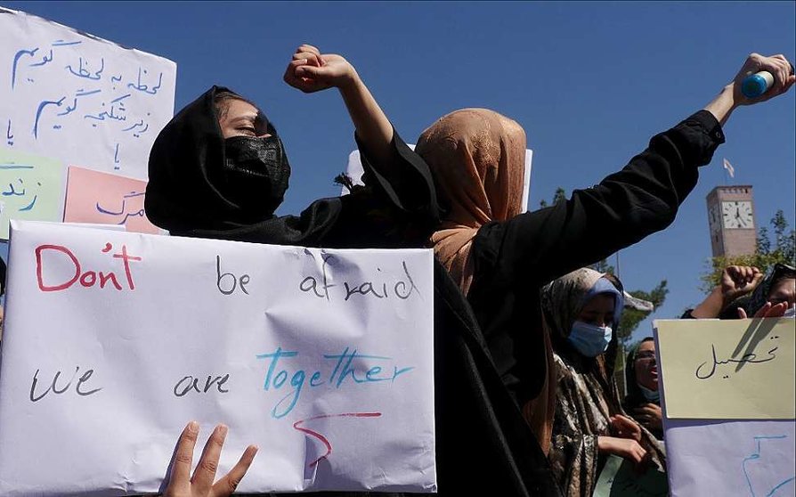 Mujeres protestan en Afganistán contra la discriminación que los talibanes someten a las mujeres. (Twitter)