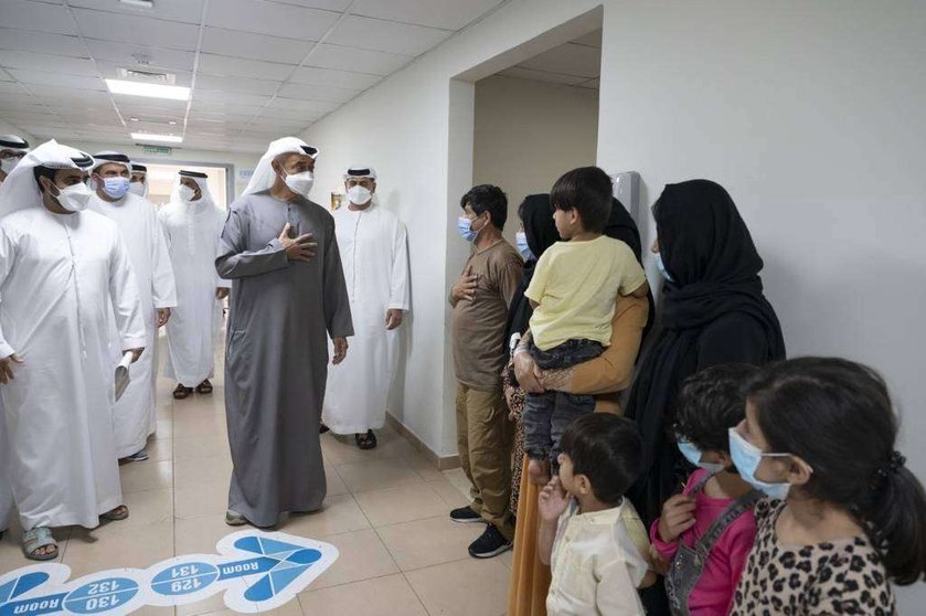 El príncipe heredero de Abu Dhabi durante su visita al lugar de acogida de los refugiados afganos. (WAM)
