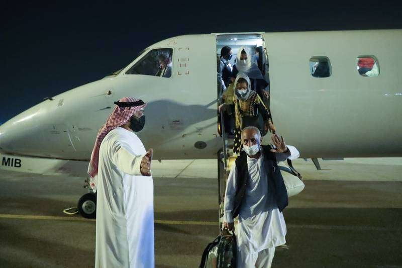 Los afganos ha su llegada a Abu Dhabi. (WAM)