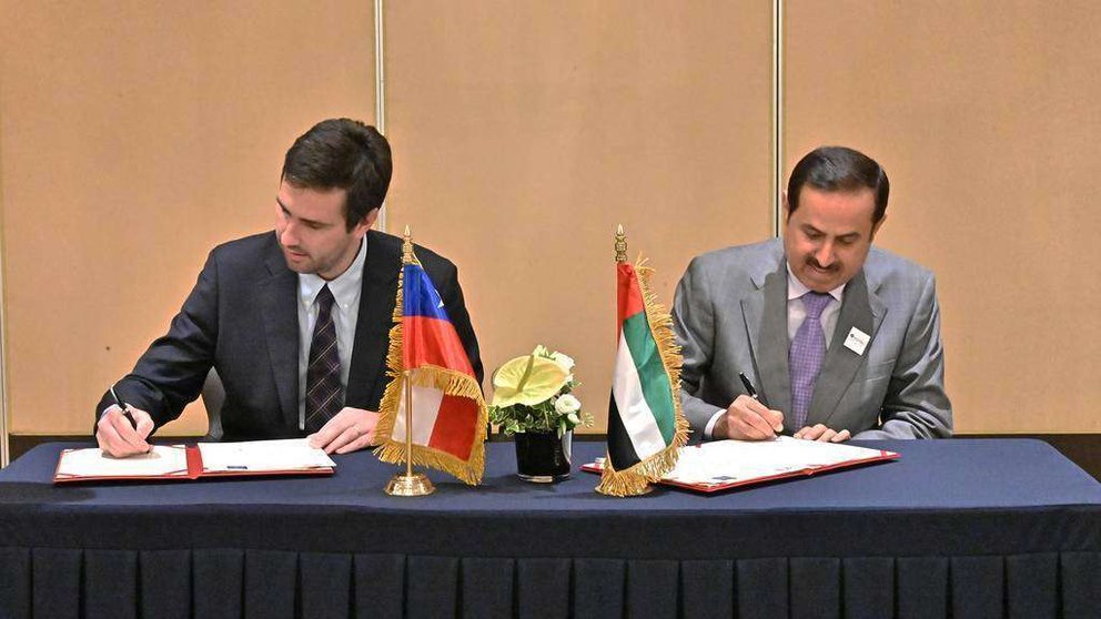 Un momento de la firma del Memorando entre el representante de EAU a la derecha y el de Chile. (WAM)