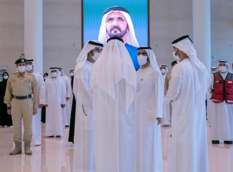 Un momento de la reunión entre el gobernante y el equipo de Crisis. (Dubai Media Office)