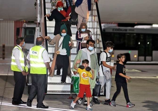 Evacuados de Afganistán llegan al aeropuerto internacional Hamad en Doha, el 10 de septiembre de 2021. (AFP)