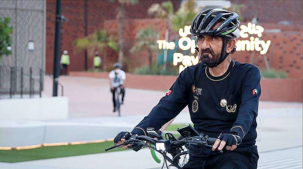 El jeque Mohammed bin Rashid Al Maktoum, durante su recorrido en bici por el sitio de Expo 2020 Dubai. (@DXBMediaOffice)