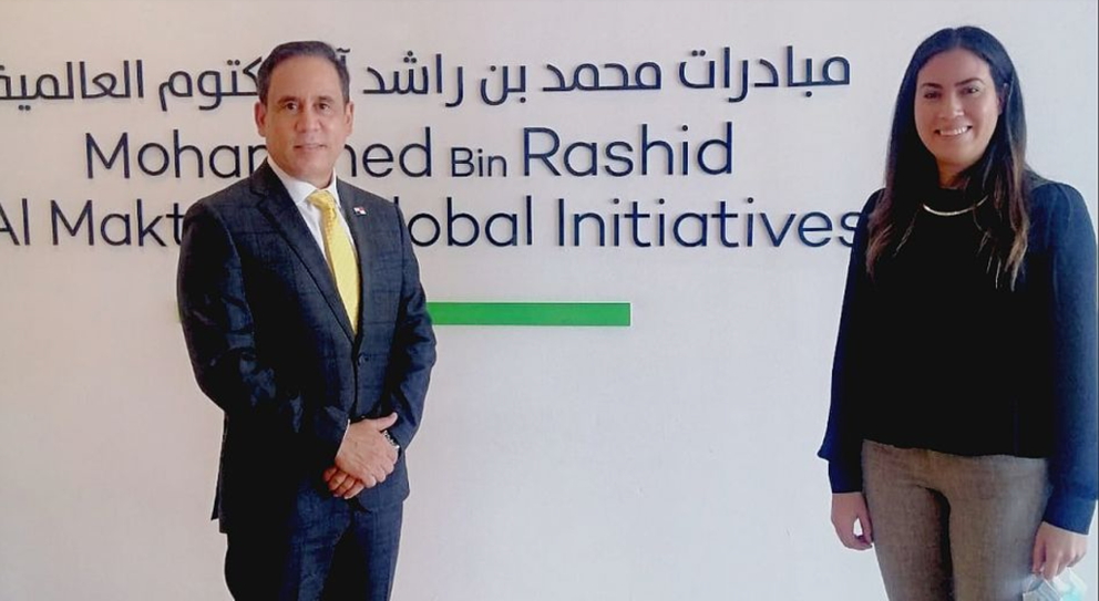 El embajador de Panamá en Emiratos Árabes, Ricardo Laviery, junto a la responsable de AbbaCol, Carolina Lozada, en la Ciudad Humanitaria Internacional de Dubai. (Cedida)
