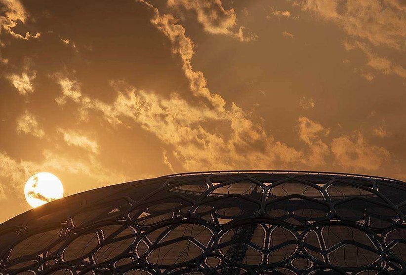 Puesta de sol sobre la cúpula central de la Expo 2020 Dubai. (WAM)