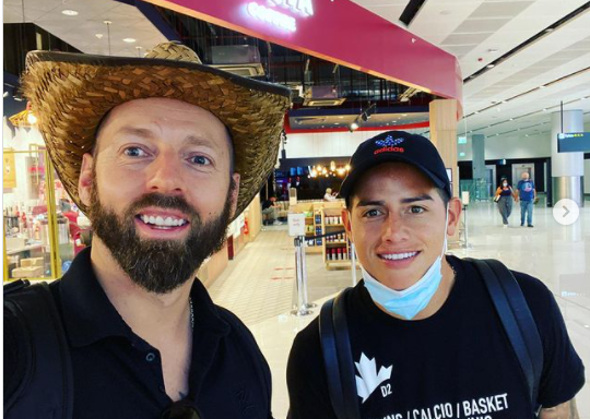 James Rodríguez en un aeropuerto británica antes de volar a Dubai. (Twitter)