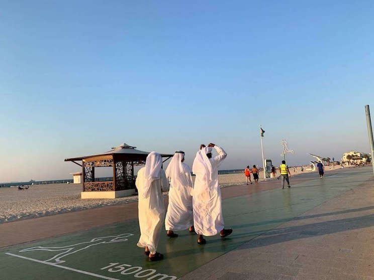 Emiratíes en la playa de Jumeirah en otoño. (EL CORREO)