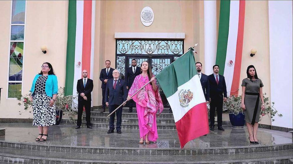 Francisca Elizabeth Méndez, embajadora de México en Emiratos Árabes Unidos, al frente de su equipo durante la ceremonia del Grito en Abu Dhabi. (Cedida)