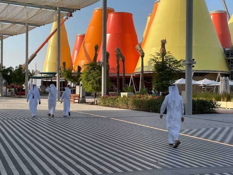 Emiratíes pasean ante el Pabellón de España en Expo 2020 Dubai. (EL CORREO)