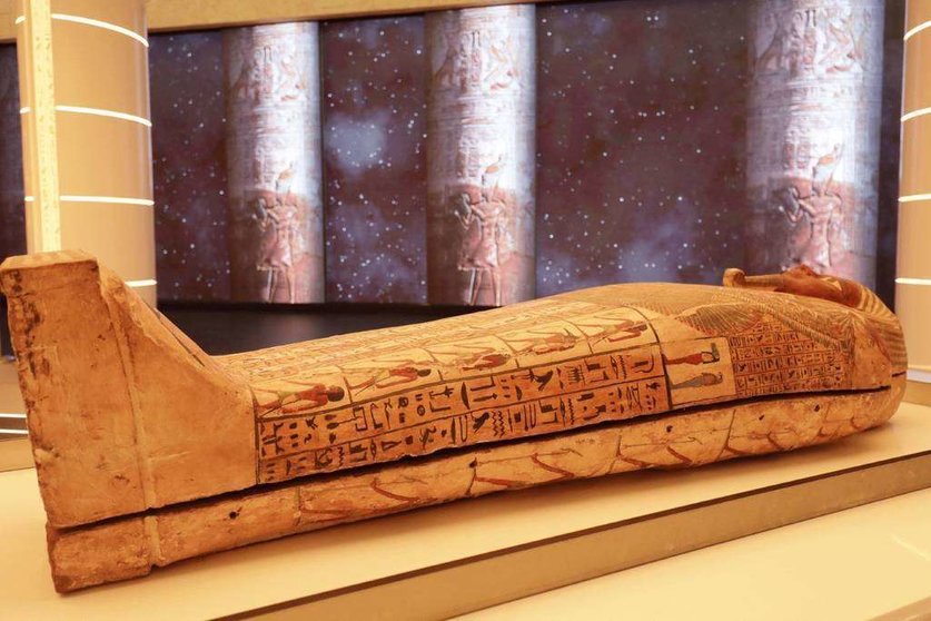 El ataúd arqueológico del antiguo sacerdote egipcio Psamtik exhibido en Expo Dubai. (WAM)