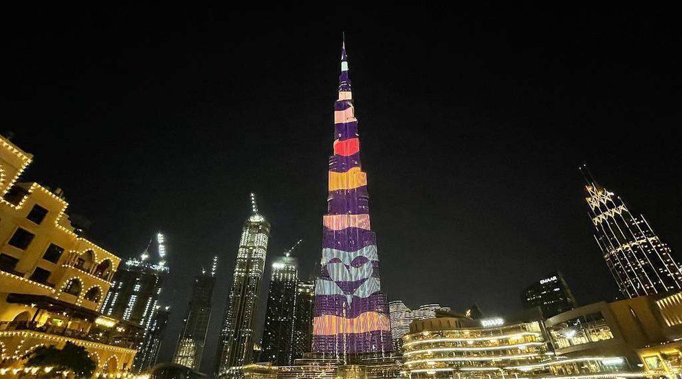 El Burj Khalifa, edificio más alto del planeta y símbolo de Dubai, iluminado con llamativas formas y colores. (R. Pérez / EL CORREO)